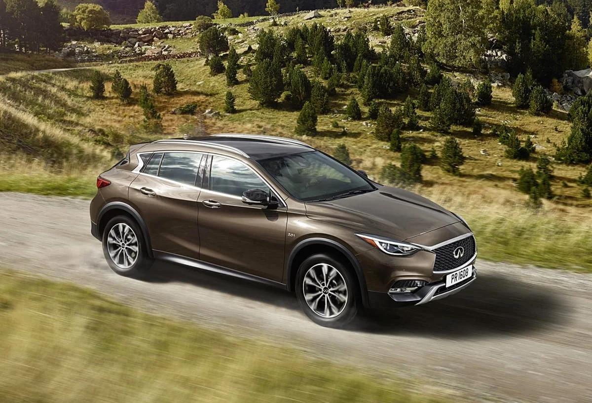 Infiniti QX30 posed