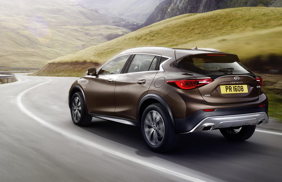 Infiniti QX30 rea ron road
