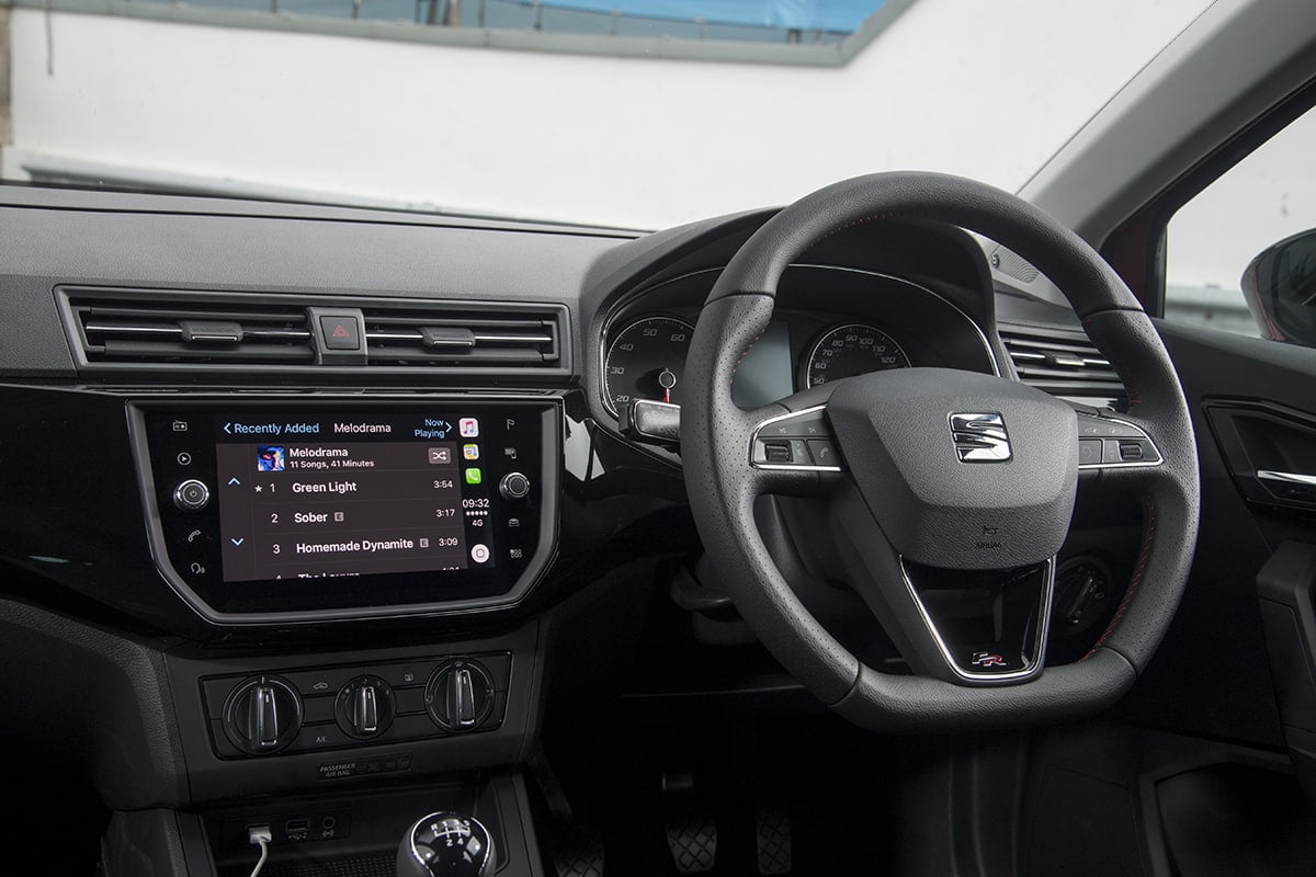 SEAT Ibiza 2017 - driver controls (The Car Expert)