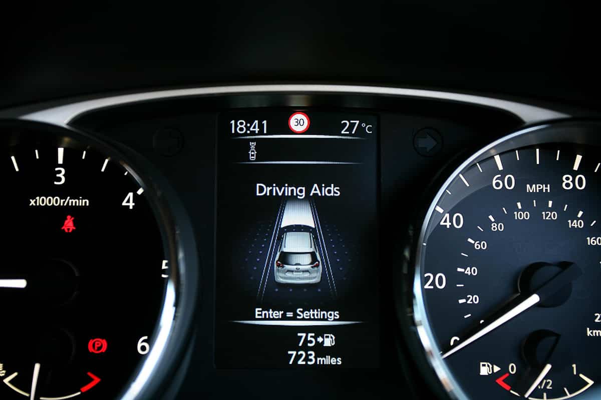 Nissan X-Trail driver information screen