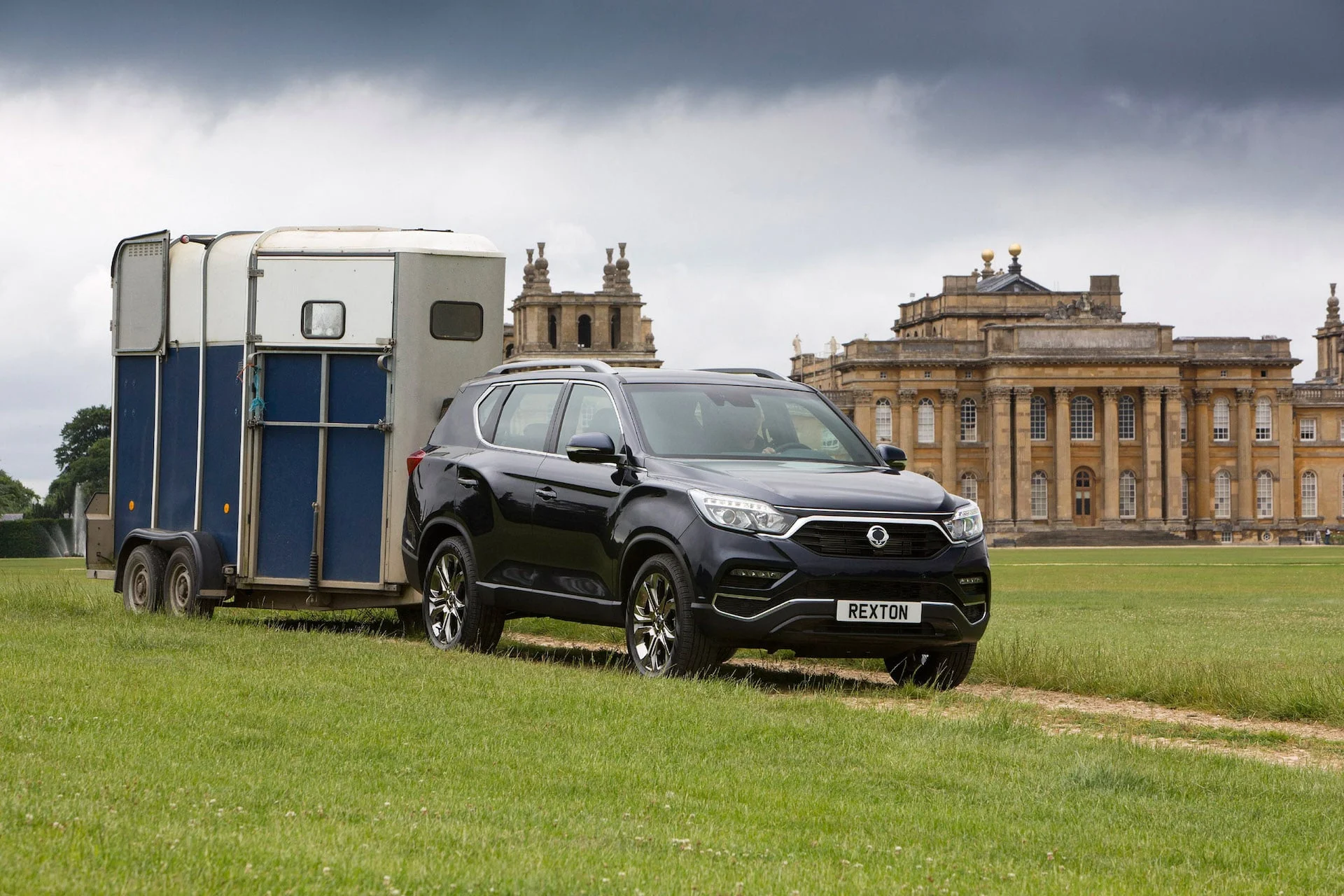SsangYong Rexton with horse box | The Car Expert review 2017