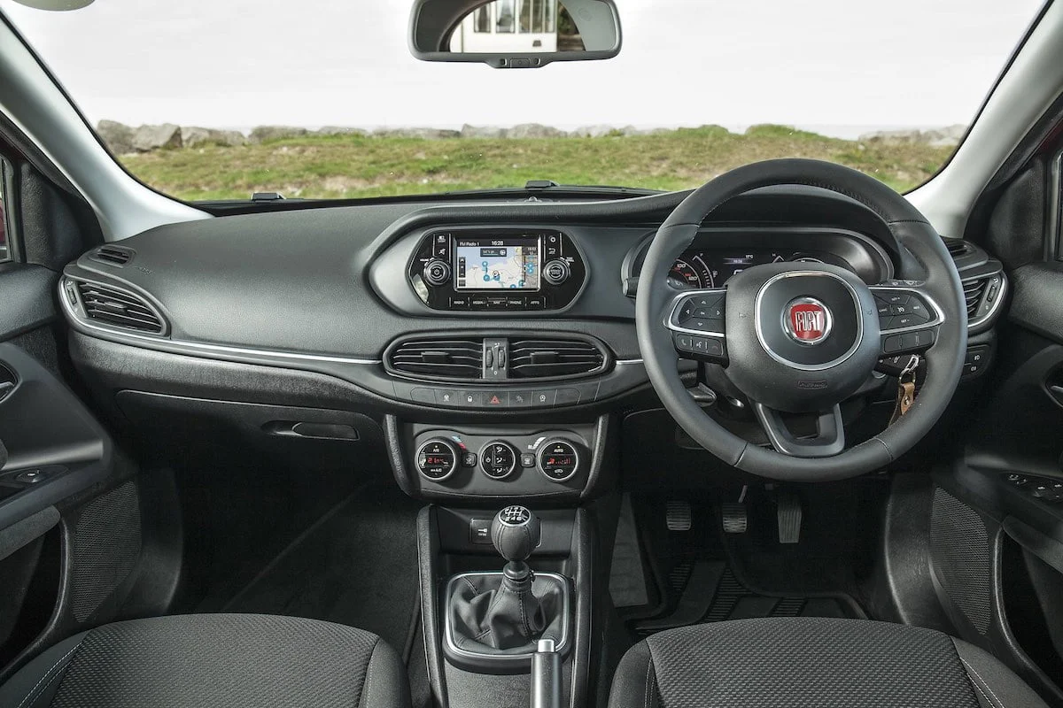 Fiat Tipo dashboard 2017 (The Car Expert)