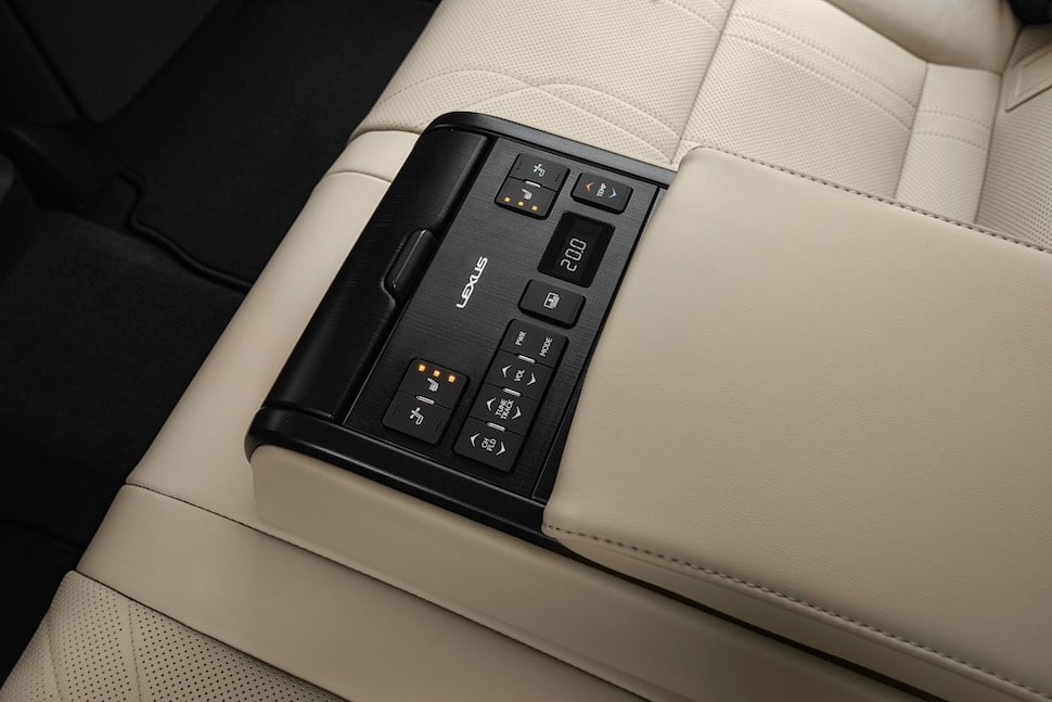 Lexus ES test drive - interior detail | The Car Expert