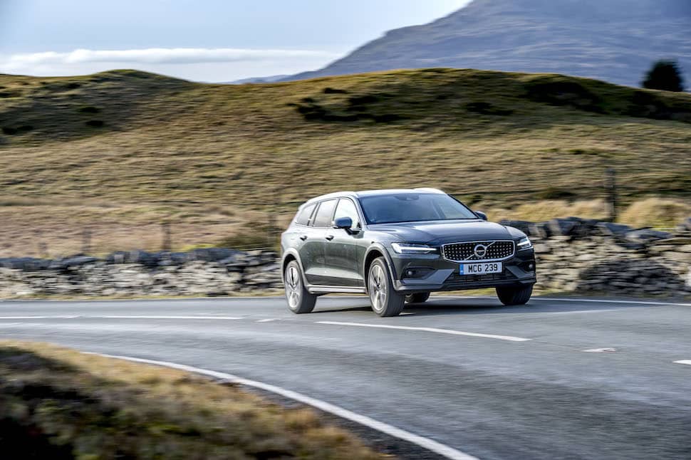 2019 Volvo V60 Cross Country road test - front 3 | The Car Expert