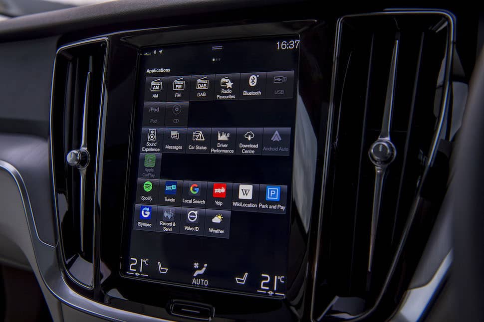 2019 Volvo V60 Cross Country review - touchscreen | The Car Expert