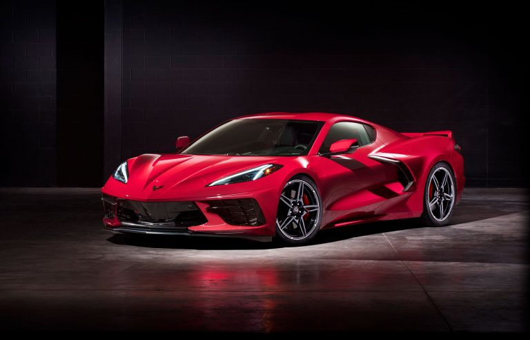 Chevrolet Corvette changes to middle lane