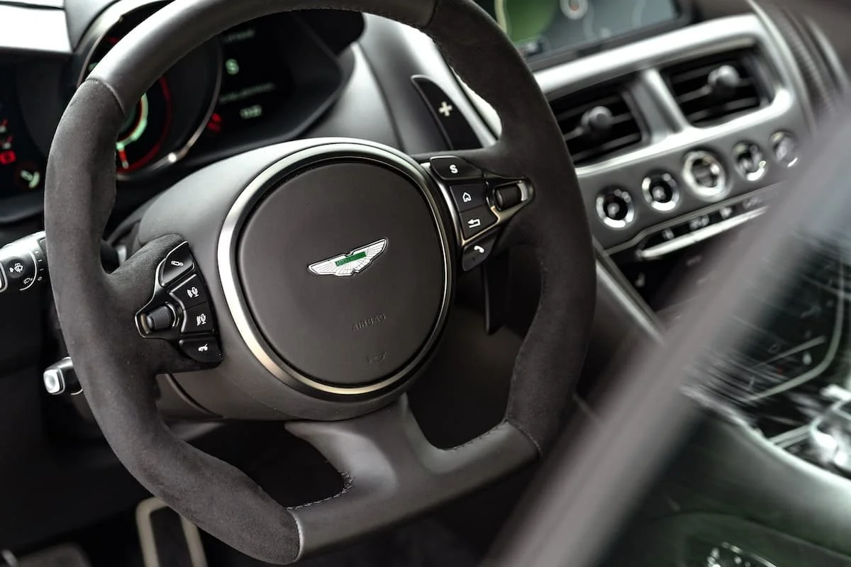 Aston Martin DBS Superleggera - steering wheel