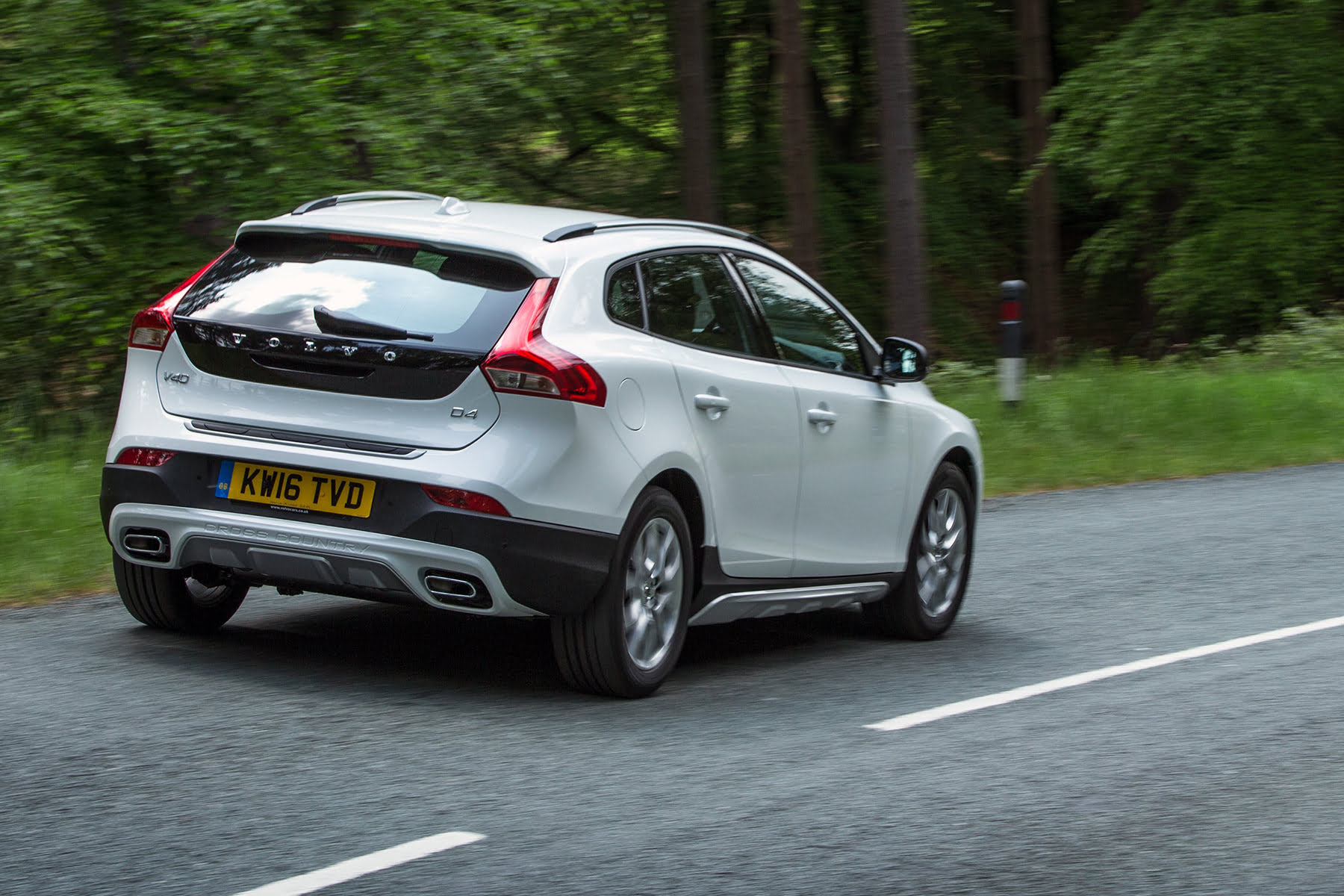 Volvo V40 Cross Country (2013 - 2019) rear view | Expert Rating 