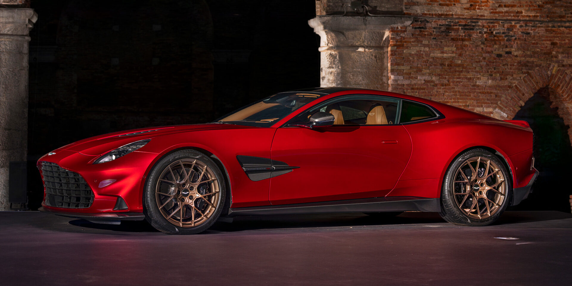 4_Aston_Martin_Vanquish_1