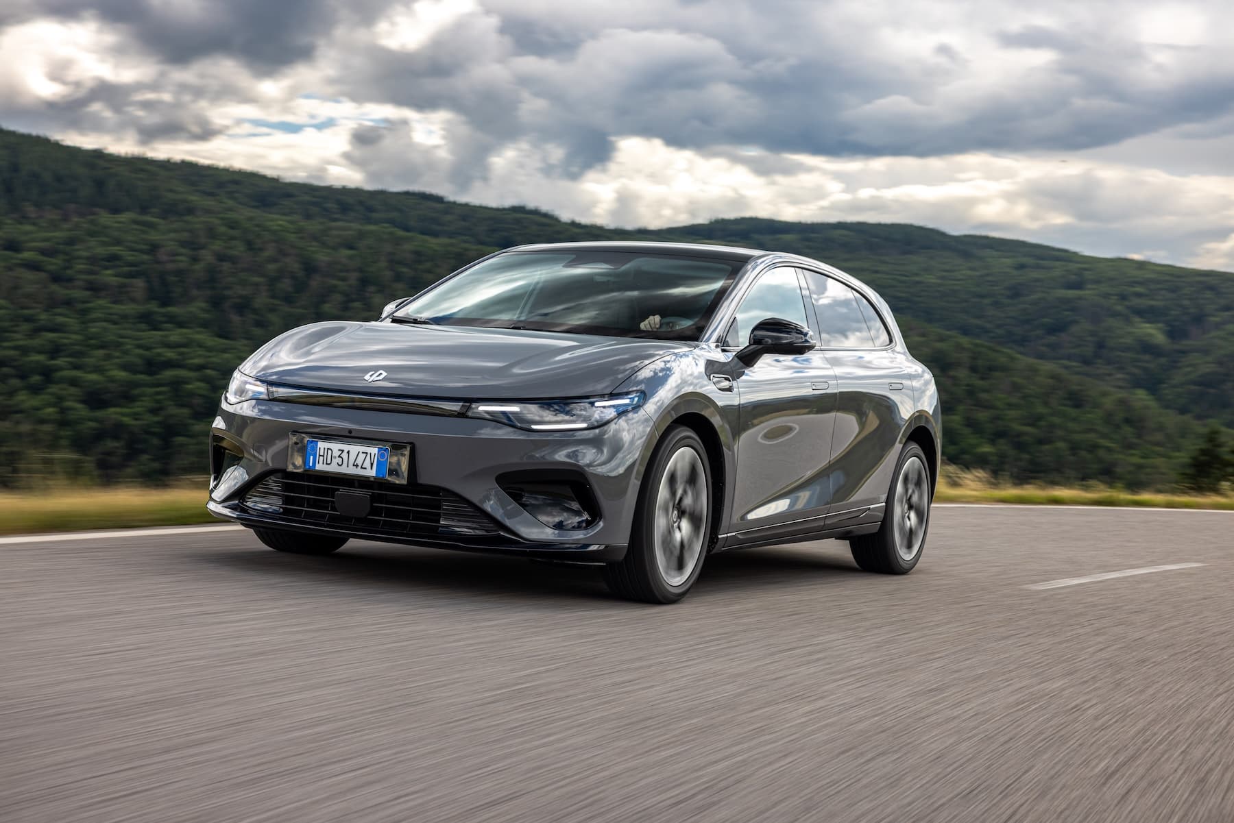 Leapmotor B05 (2026 onwards) - front, dynamic